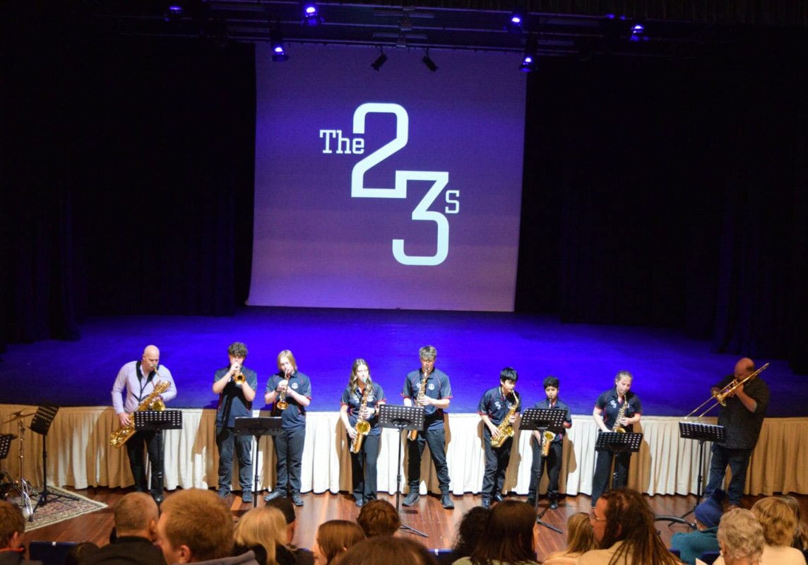 alter-oscillate-friday-night-performance-1