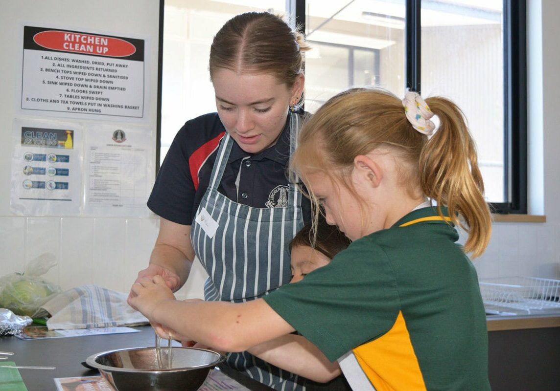 year-12s-cooking-lesson-with-year-2s-1